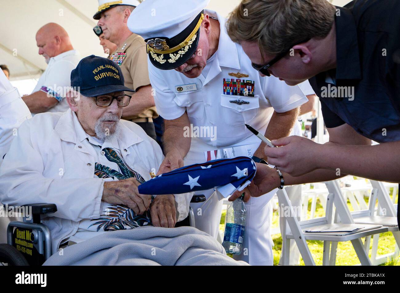 An attendee asks Pearl Harbor survivor Ira 
