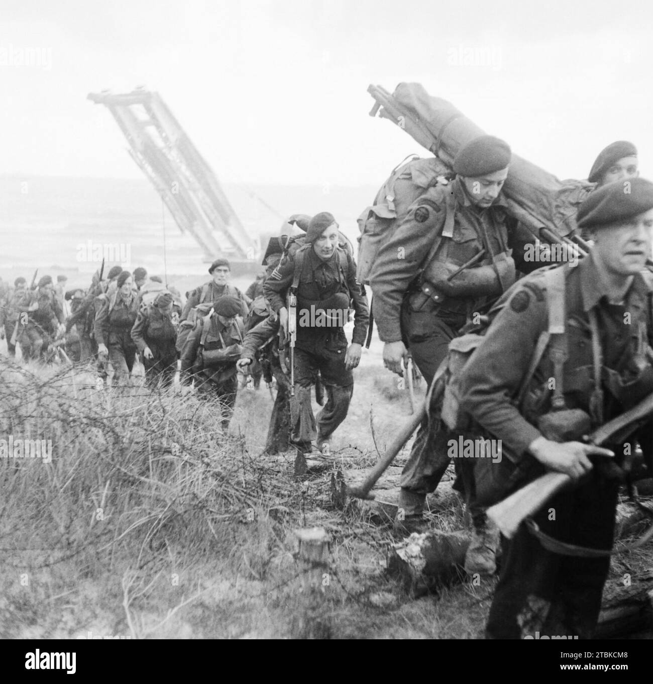D-DAY 6 June 1944.  Royal Marine Commandos move inland from Sword Beach Stock Photo