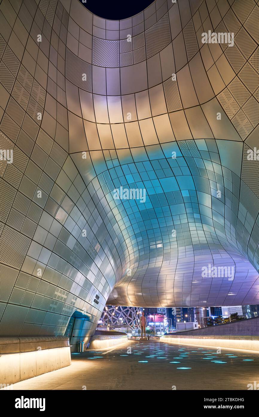 Arhitectural pearl, DDP │ Dongdaemun Design Plaza, night view of modern style facade, Seoul, South Korea Stock Photo