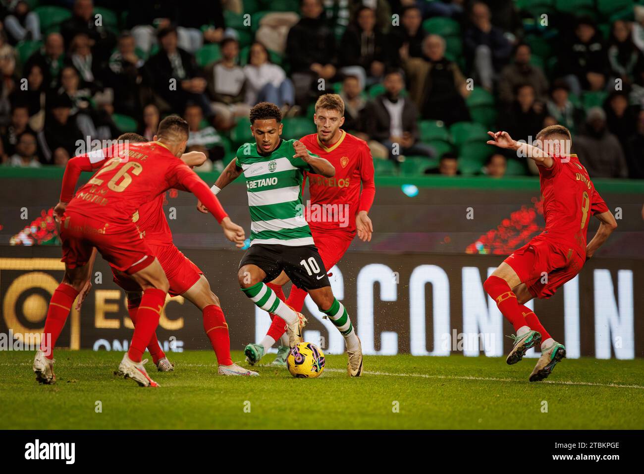 Marcus Edwards between 5 defenders during Liga Portugal 23/24 game