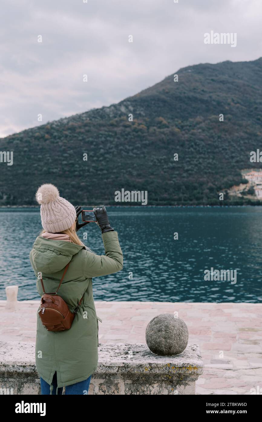 Back view caucasian female hiker hi-res stock photography and images ...