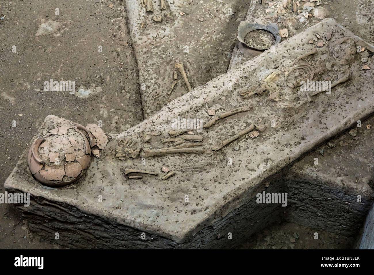 Ban Chiang national museum, Burial skeleton and potteries, Excavation site at Wat Pho Si Nai, Ban Chiang, Udon Thani, Thailand, Southeast Asia, Asia Stock Photo