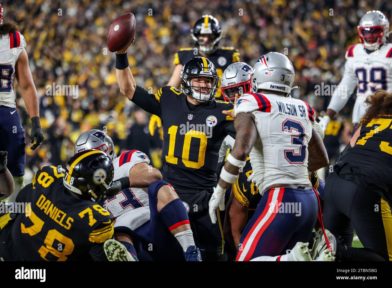 Hookstown, Pennsylvania, USA. 7th Dec, 2023. Pittsburgh Steelers quarterback MITCH TRUBISKY (10) celebrates after a rushing touchdown during the NFL football game between the Pittsburgh Steelers and the New England Patriots in Pittsburgh, Pennsylvania. (Credit Image: © Brent Gudenschwager/ZUMA Press Wire) EDITORIAL USAGE ONLY! Not for Commercial USAGE! Stock Photo