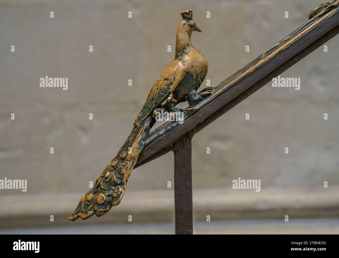 Pfau, Bronzefigur, Handlauf, Treppengeländer von Heinrich Apel, Dom St. Peter und Paul, Naumburg, Sachsen-Anhalt, Deutschland Stock Photo