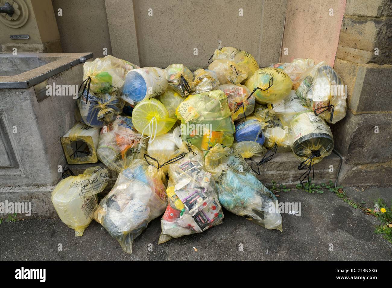 Gelber Sack, Müllsäcke, Grüner Punkt, Esslingen, Baden-Württemberg, Deutschland Stock Photo