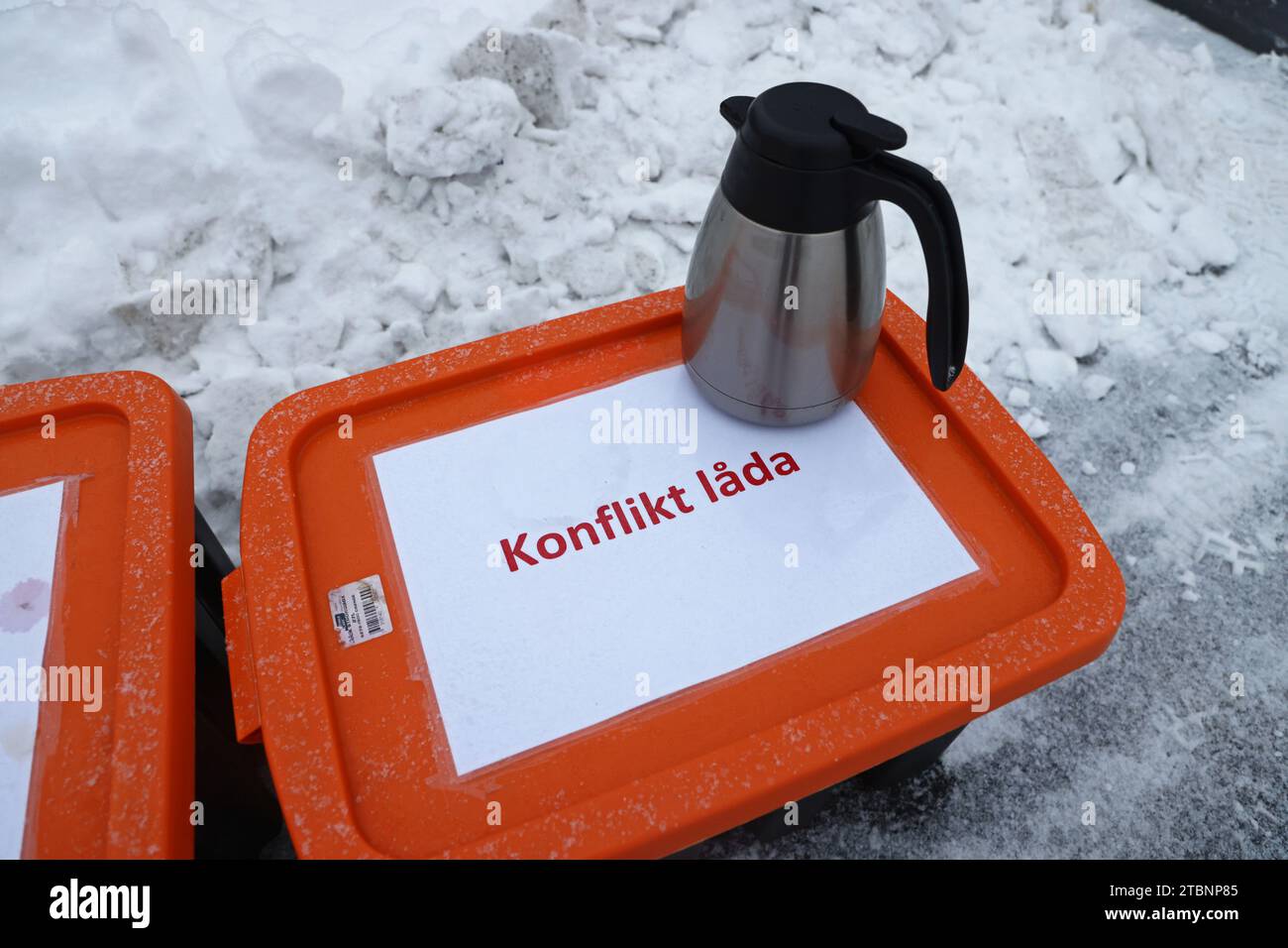 Örebro, Sweden. 8th, December 2023. Strike at Tesla service station during Friday morning in Örebro, Sweden. The IF Metall union is fighting the US carmaker for a collective bargaining agreement, which is standard in Sweden. Credit: Jeppe Gustafsson/Alamy Live News Stock Photo