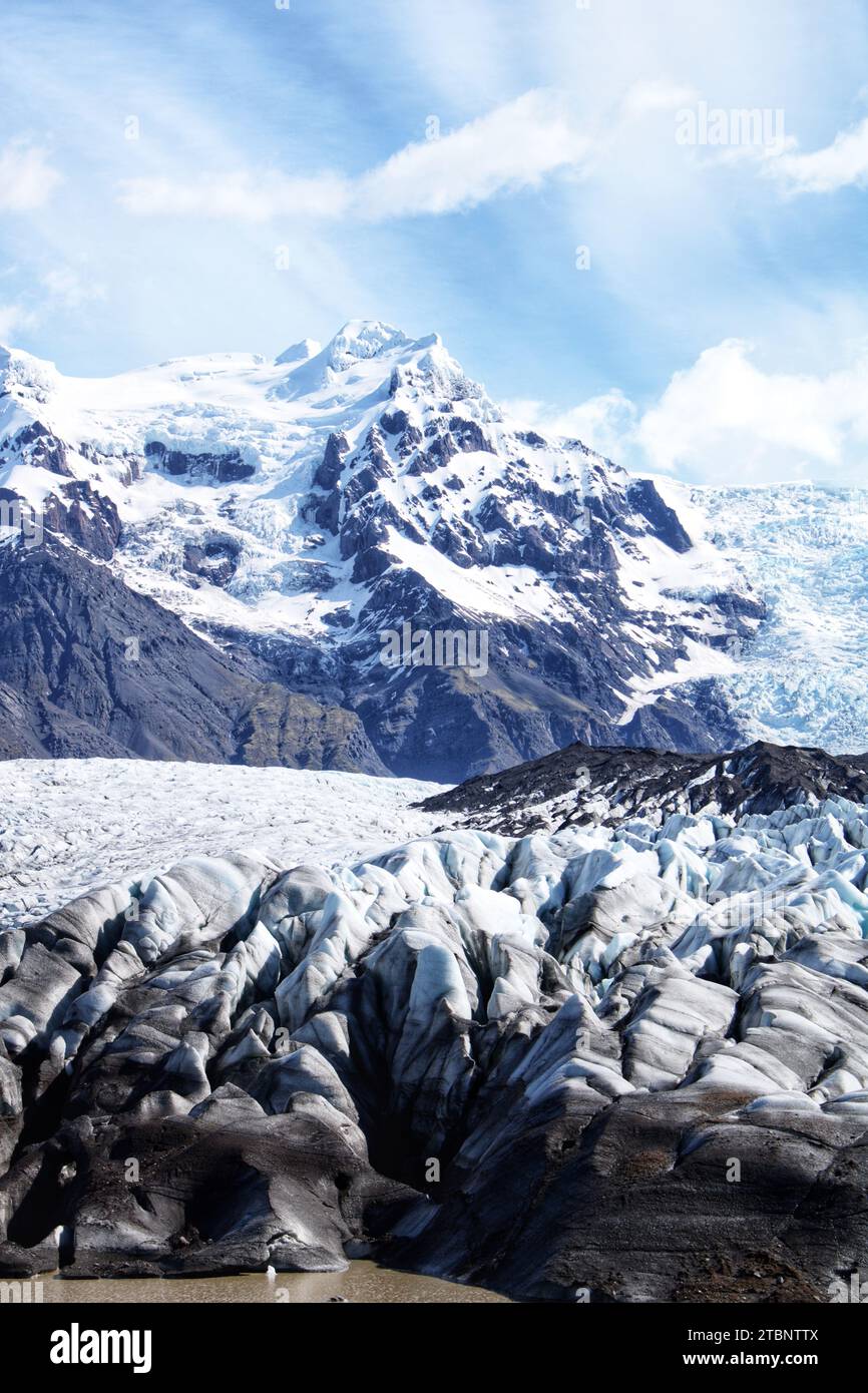 La majestuosidad capturada: la lengua glaciar más grande de Europa, coronada por una montaña nevada. Un cuadro de grandeza natural en cada detalle. Stock Photo