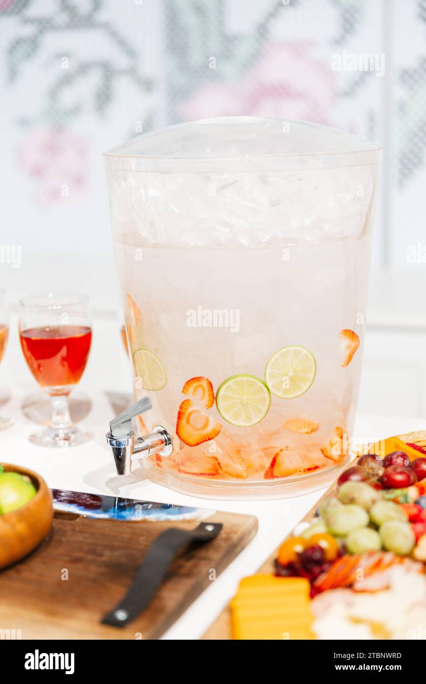 https://c8.alamy.com/comp/2TBNWRD/refreshing-strawberry-and-lime-citrus-sparkling-drink-2TBNWRD.jpg