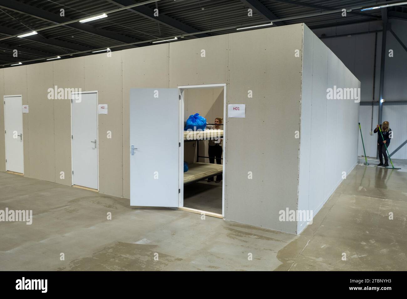 GRONINGEN - The interior of the crisis shelter for asylum seekers in student housing complex The Village is being finalized. The shelter must accommodate eighty to a hundred asylum seekers from Syria, Eritrea, Somalia, Iran, Iraq and Yemen, among others. The asylum seekers are expected to remain in the shelter for about three months while awaiting placement in a regular asylum seeker center. ANP VINCENT JANNINK netherlands out - belgium out Stock Photo