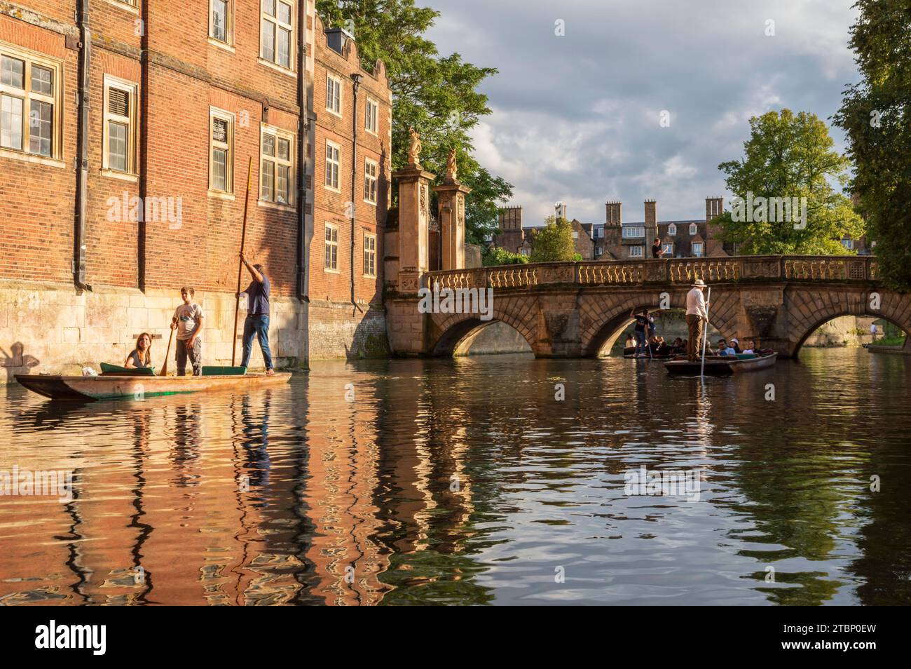 Punting on the River Cam in the University city of Cambridge, Cambridgeshire, England.  Autumn (September) 2023. Stock Photo