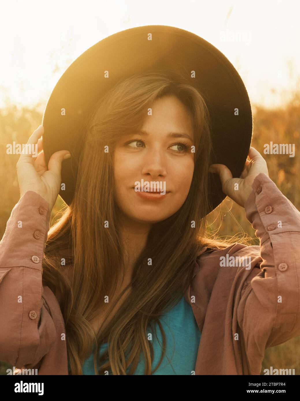 Sunlight golden hour portrait hi-res stock photography and images - Alamy