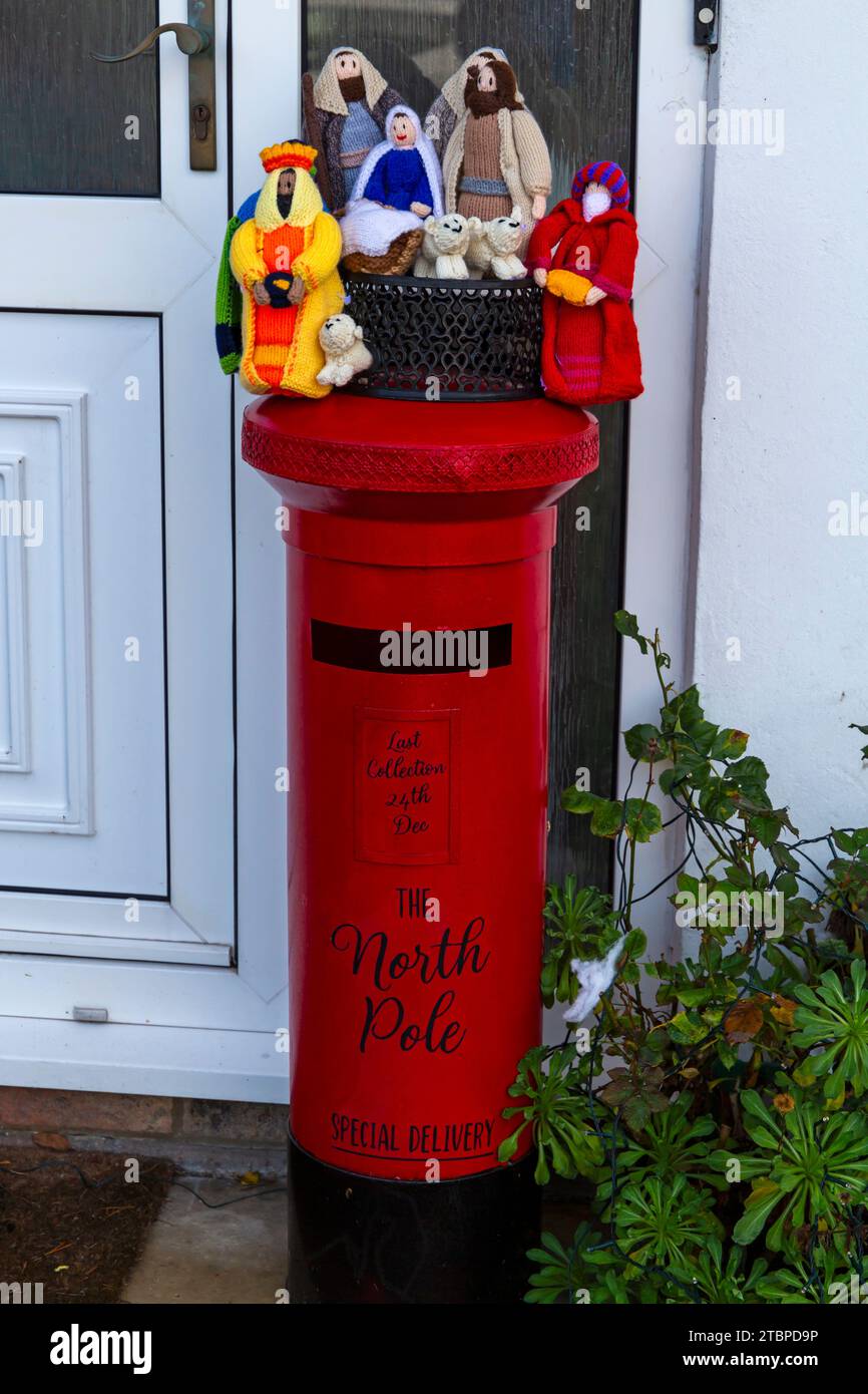 Poole, Dorset, UK. 8th December, 2023. A knitted crocheted postbox