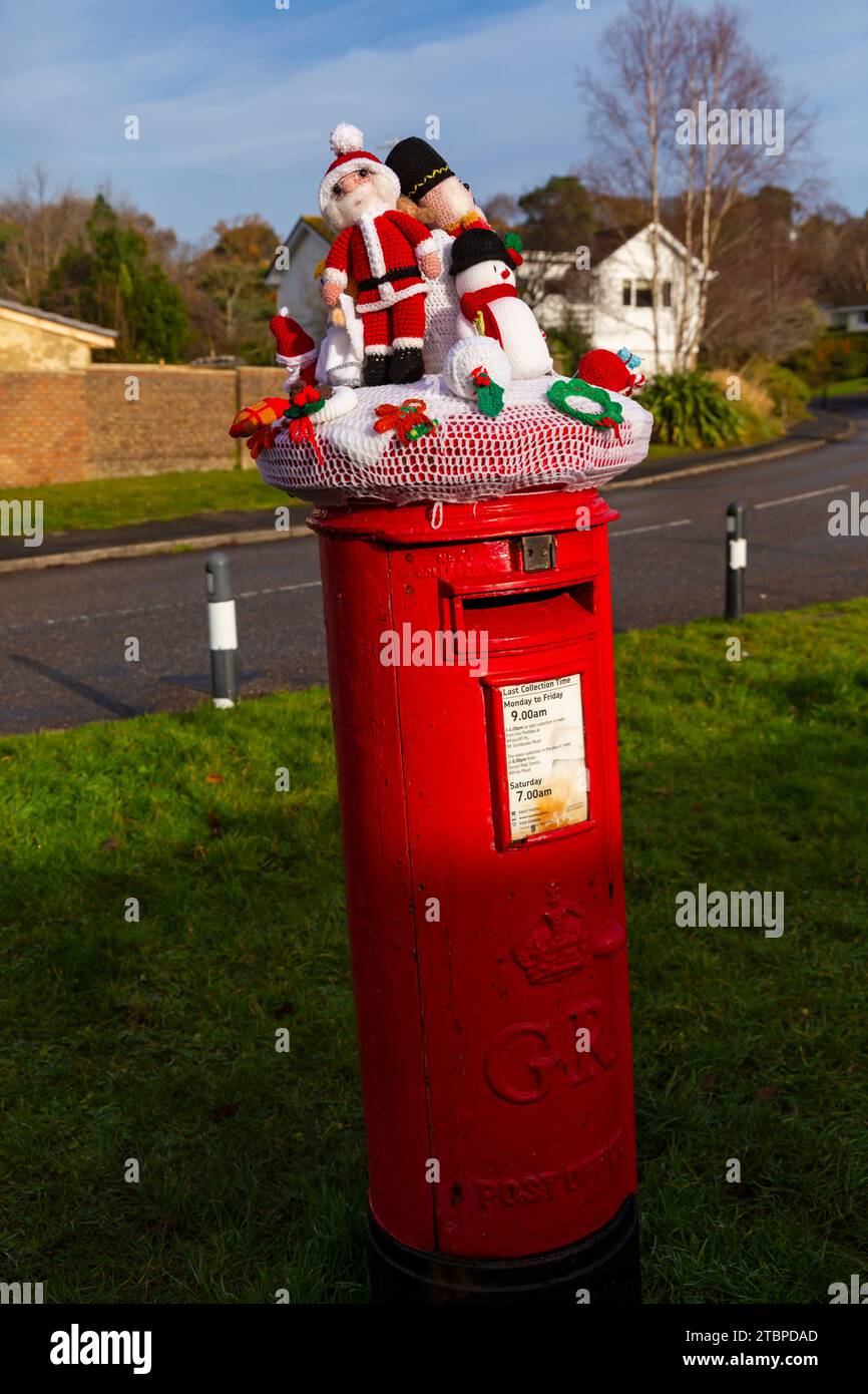 Poole, Dorset, UK. 8th December, 2023. A knitted crocheted postbox