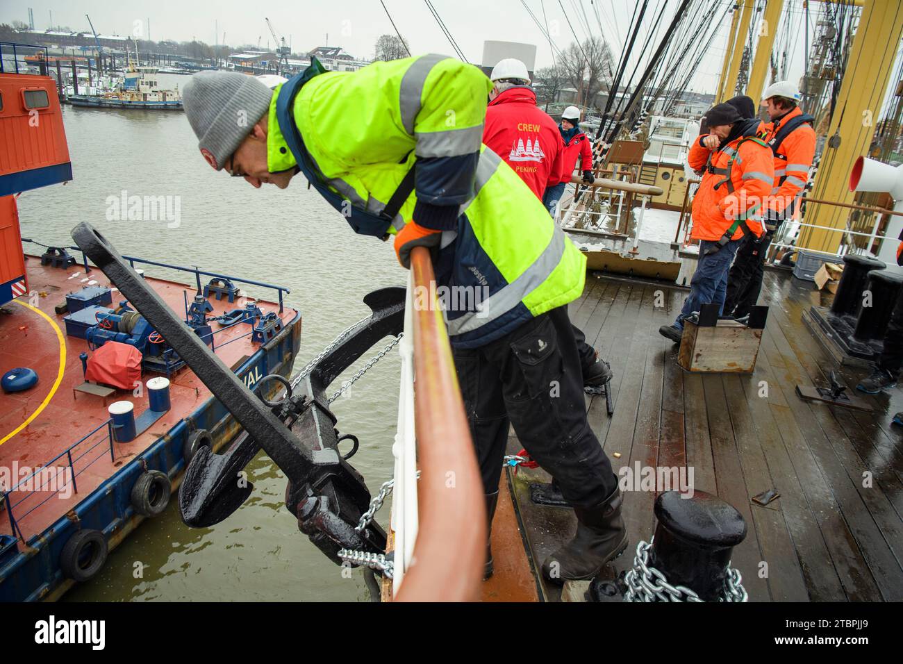 Hamburg, Germany. 08th Dec, 2023. Workers check the newly attached anchor of the four-masted barque and museum ship 'Peking' in the museum harbor in Hamburg. The anchor comes from the sister ship 'Pamir', which sank in 1957. Credit: Gregor Fischer/dpa/Alamy Live News Stock Photo