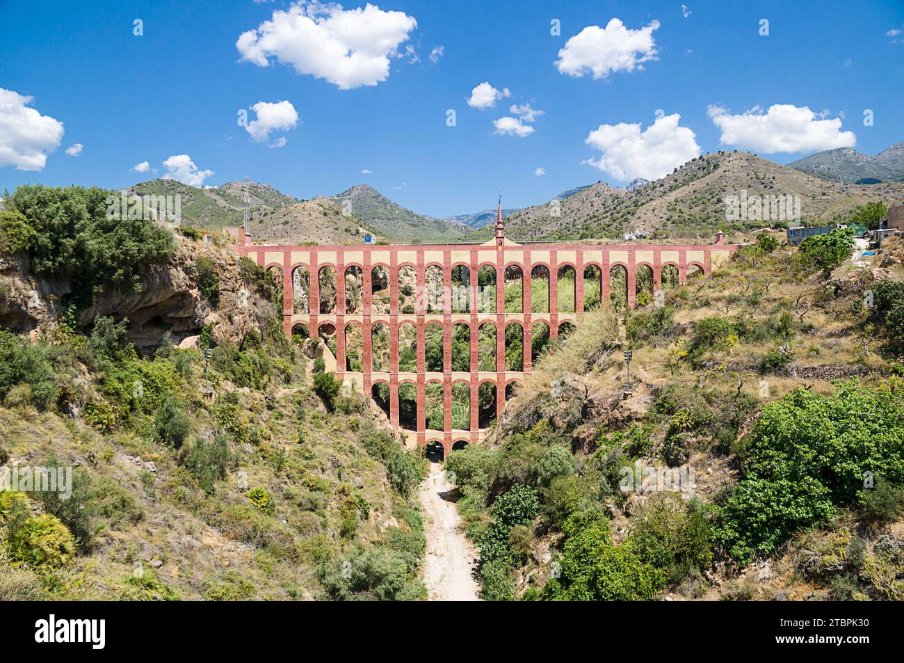 Arch bridge amongst trees hi-res stock photography and images - Alamy