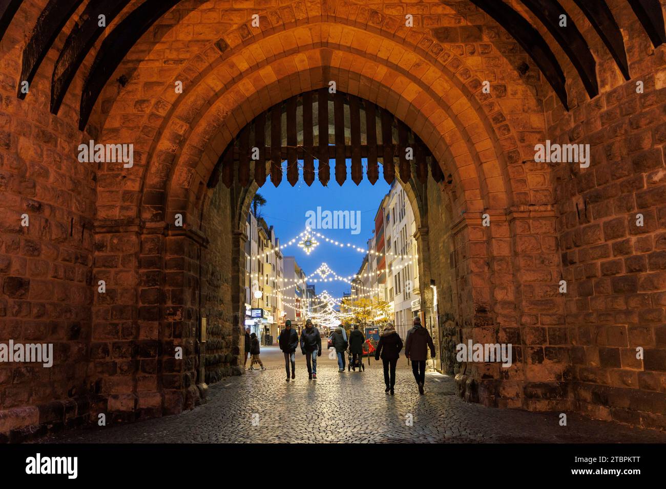view through the Eigelstein gate to the Christmas-lit Eigelstein street, Cologne, Germany. Blick durch die Eigelsteintorburg zum weihnachtlich beleuch Stock Photo