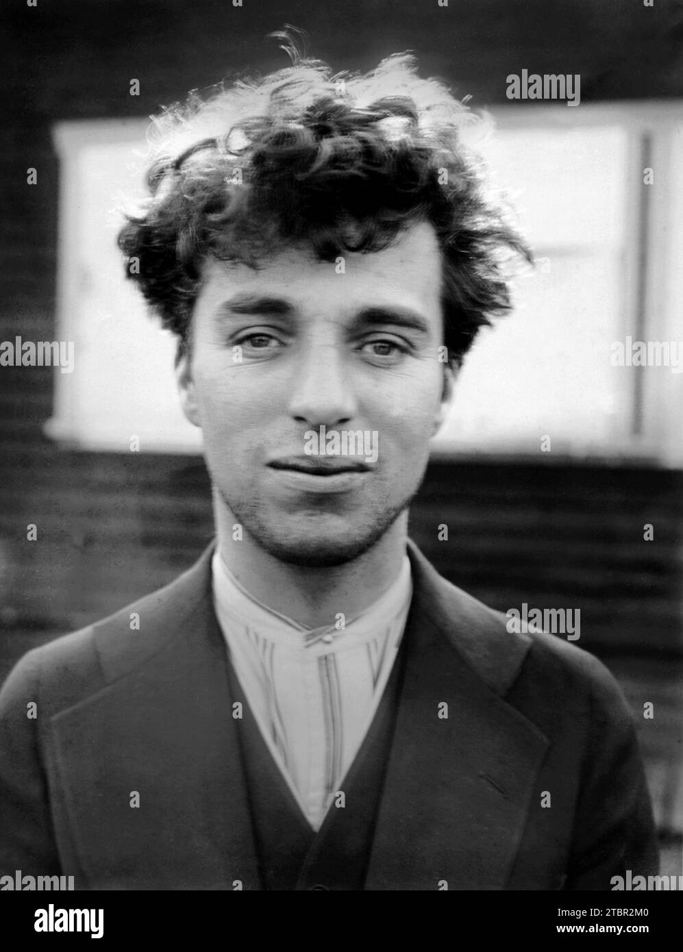 A photographic portrait of Charlie Chaplin as a young man, Hollywood, taken  around 1916. Publisher Daily Herald Archive Stock Photo - Alamy, image size:997x1390