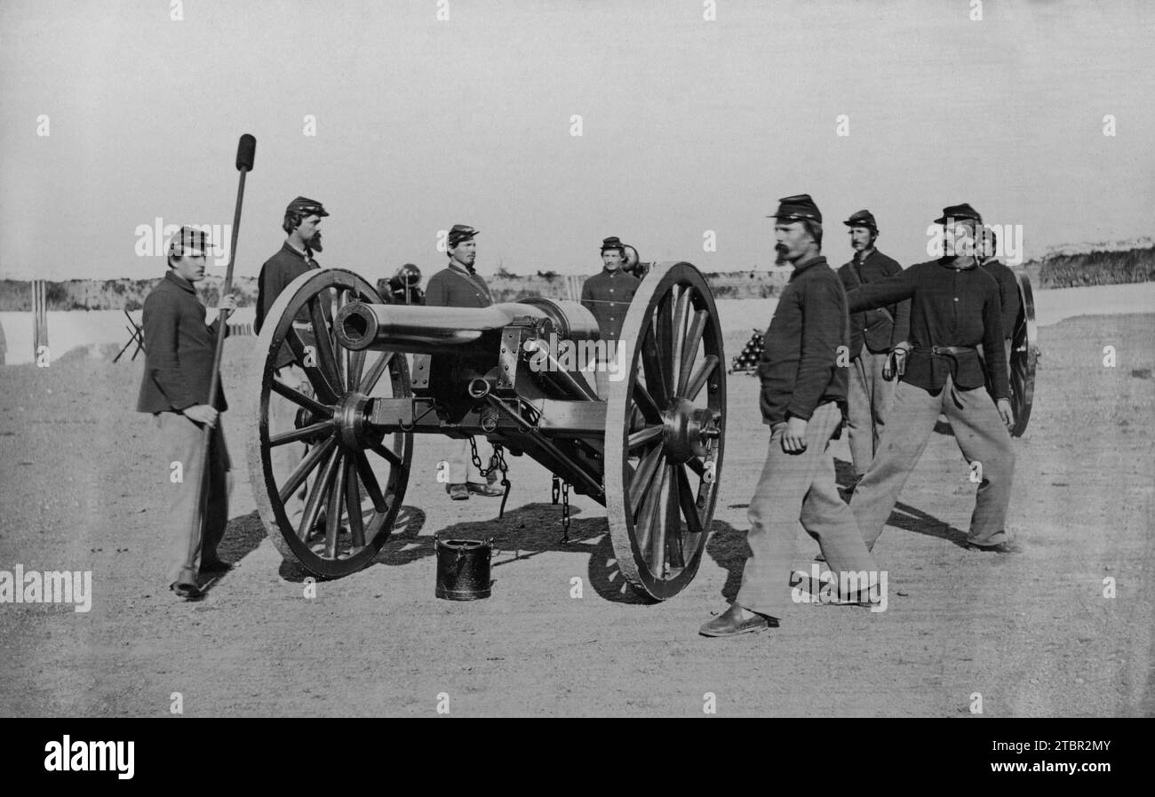 1st Connecticut Heavy Artillery Regiment with a 20 pounder Parrott rifle, Model 1861. Fort Richardson, Arlington Heights, Virginia. Taken between 1861 Stock Photo