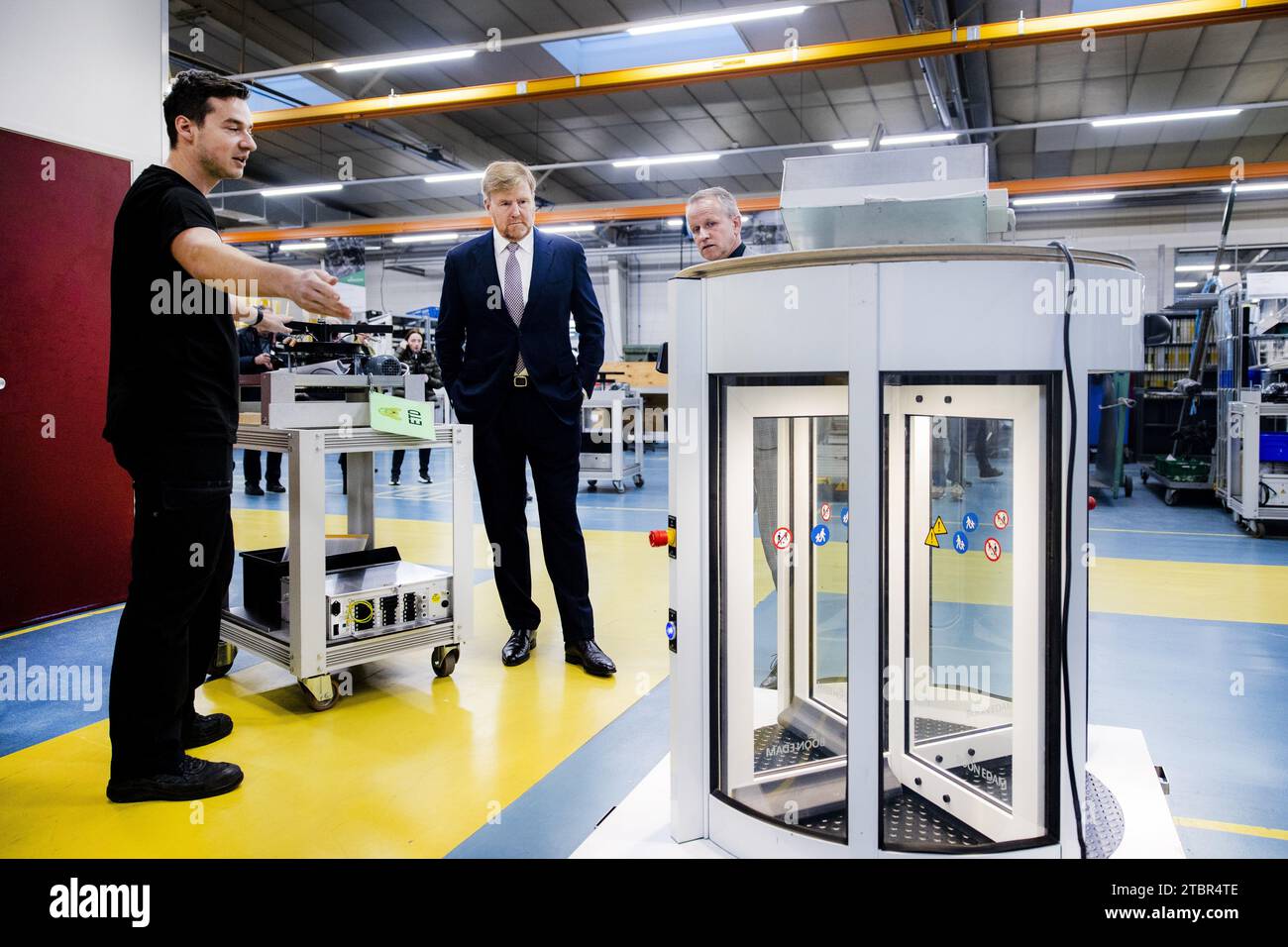 EDAM - King Willem-Alexander during a visit to the new building of Koninklijke Boon Edam. The family business, which specializes in the supply of turnstile doors, security doors and locks, access gates and passage locks to customers all over the world, celebrates its 150th anniversary this year. ANP RAMON VAN FLYMEN netherlands out - belgium out Stock Photo