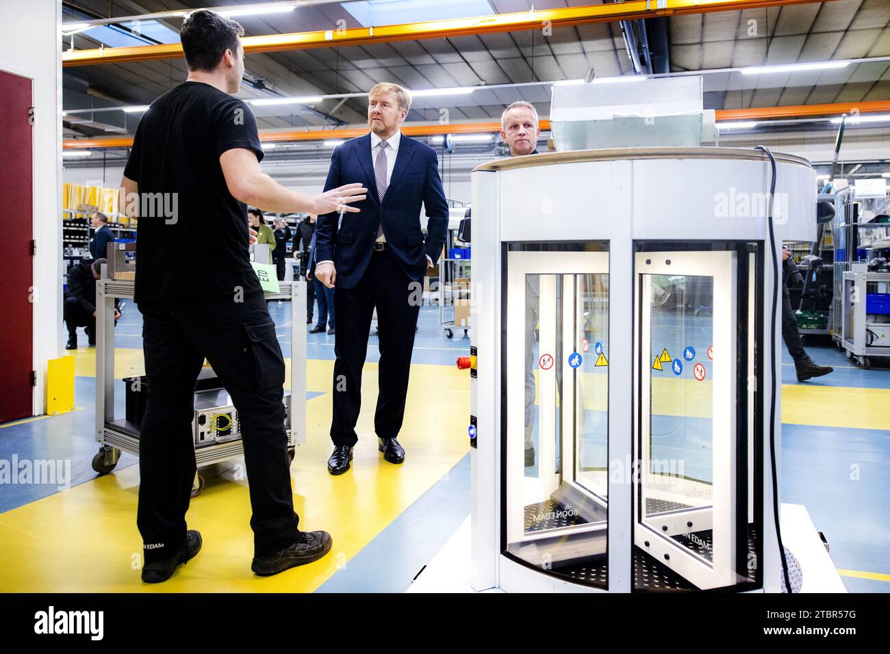 EDAM - King Willem-Alexander during a visit to the new building of Koninklijke Boon Edam. The family business, which specializes in the supply of turnstile doors, security doors and locks, access gates and passage locks to customers all over the world, celebrates its 150th anniversary this year. ANP RAMON VAN FLYMEN netherlands out - belgium out Stock Photo