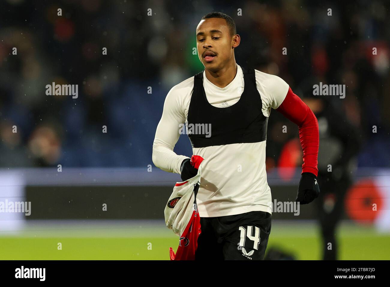Rotterdam, Niederlande. 07th Dec, 2023. Igor Paixao of Feyenoord give his shirt to a fan during the Dutch Eredivisie match between Feyenoord and FC Volendam on December 7, 2023 in Rotterdam, Netherlands Credit: dpa/Alamy Live News Stock Photo