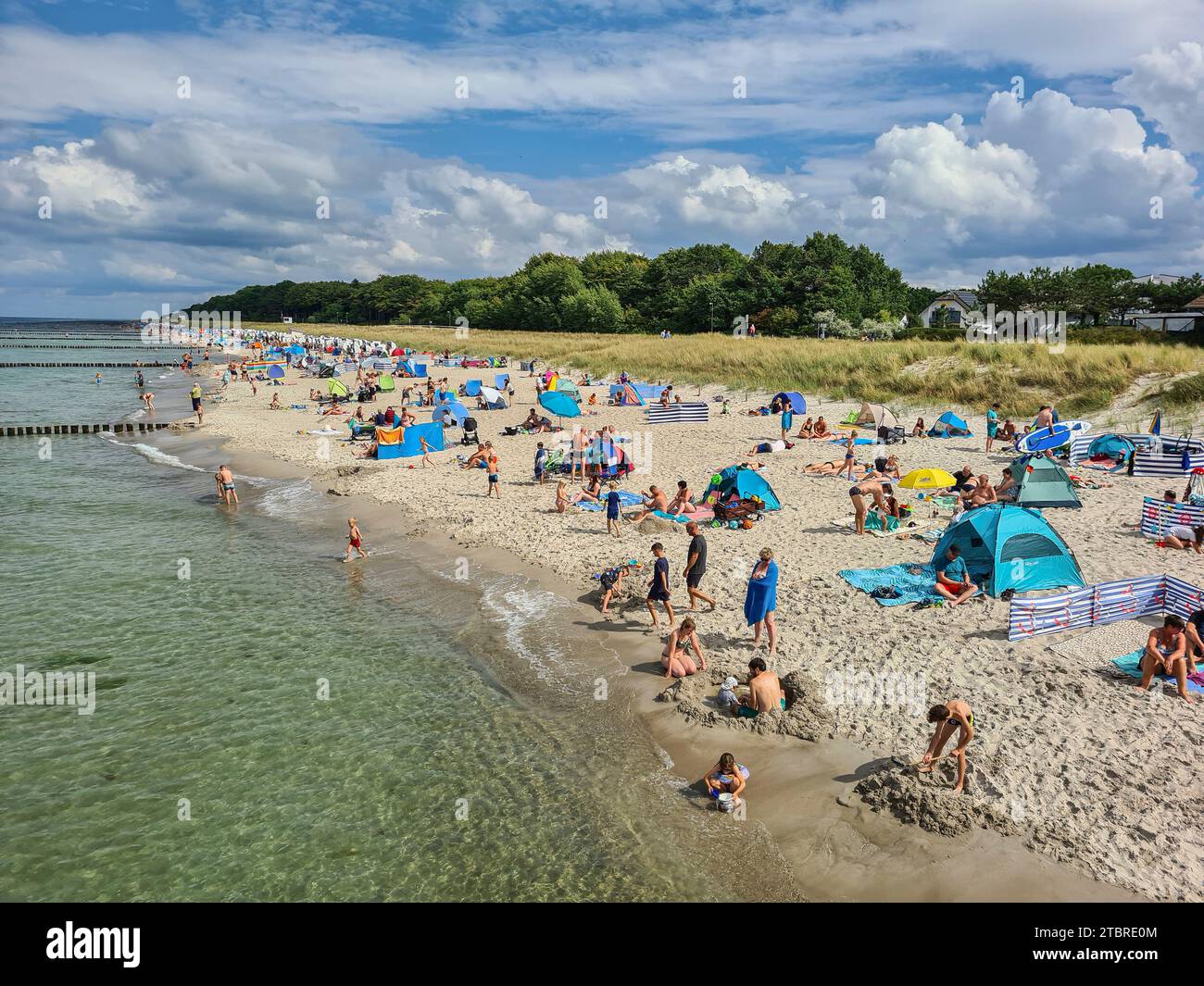 Germany, Mecklenburg-Western Pomerania, peninsula Fischland-Darß-Zingst, many bathers and tourists on the beach of Zingst on the Baltic coast Stock Photo