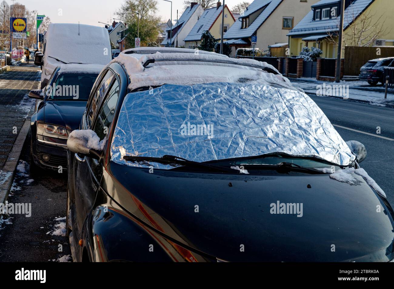 https://c8.alamy.com/comp/2TBRK0A/windshield-of-a-parked-car-covered-with-protective-film-in-winter-2TBRK0A.jpg