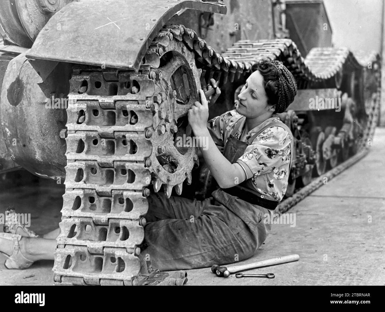SHERMAN TANK  Repairing the forward drive wheel about 1941 Stock Photo