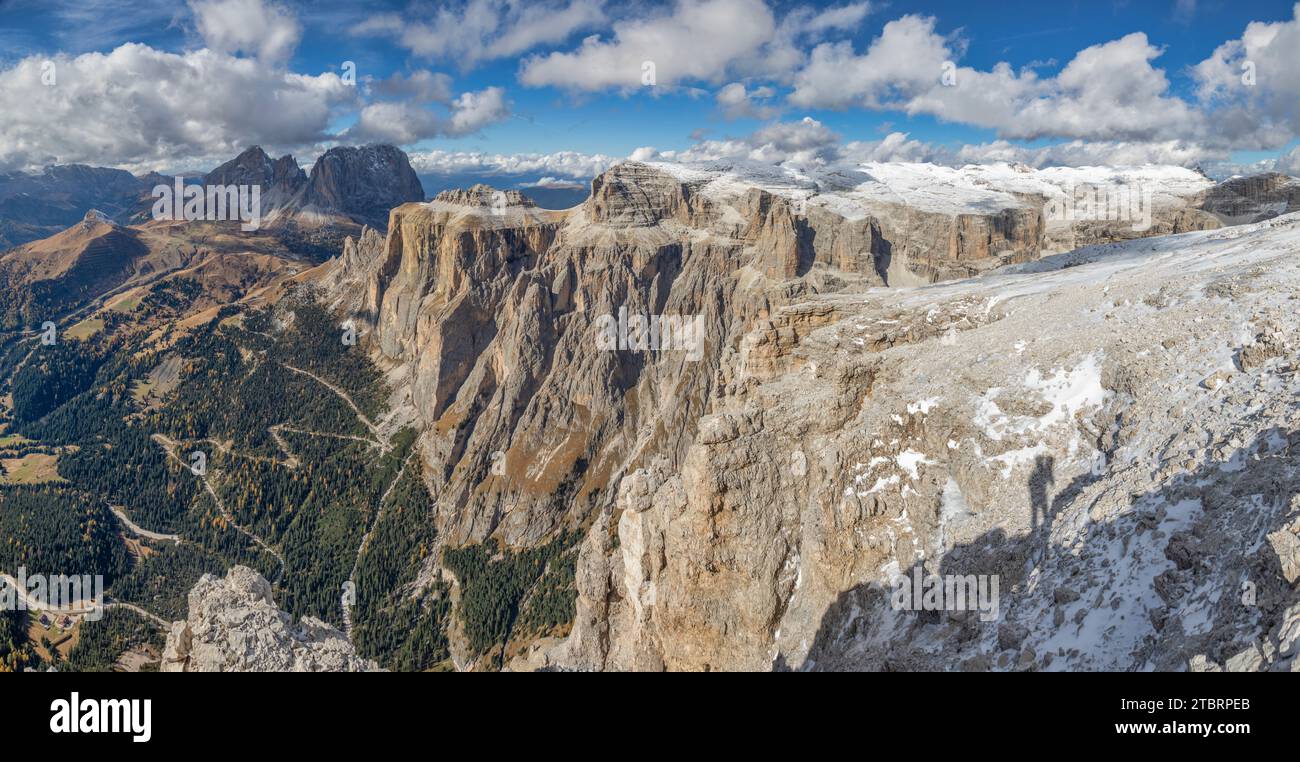 Italy, on the border between Veneto and Trentino Alto Adige, Dolomites, view from the Sass Pordoi towards Col Rodella, Sassopiatto and Sassolungo, Torri del Sella, Piz Ciavazes and Piz Selva Stock Photo