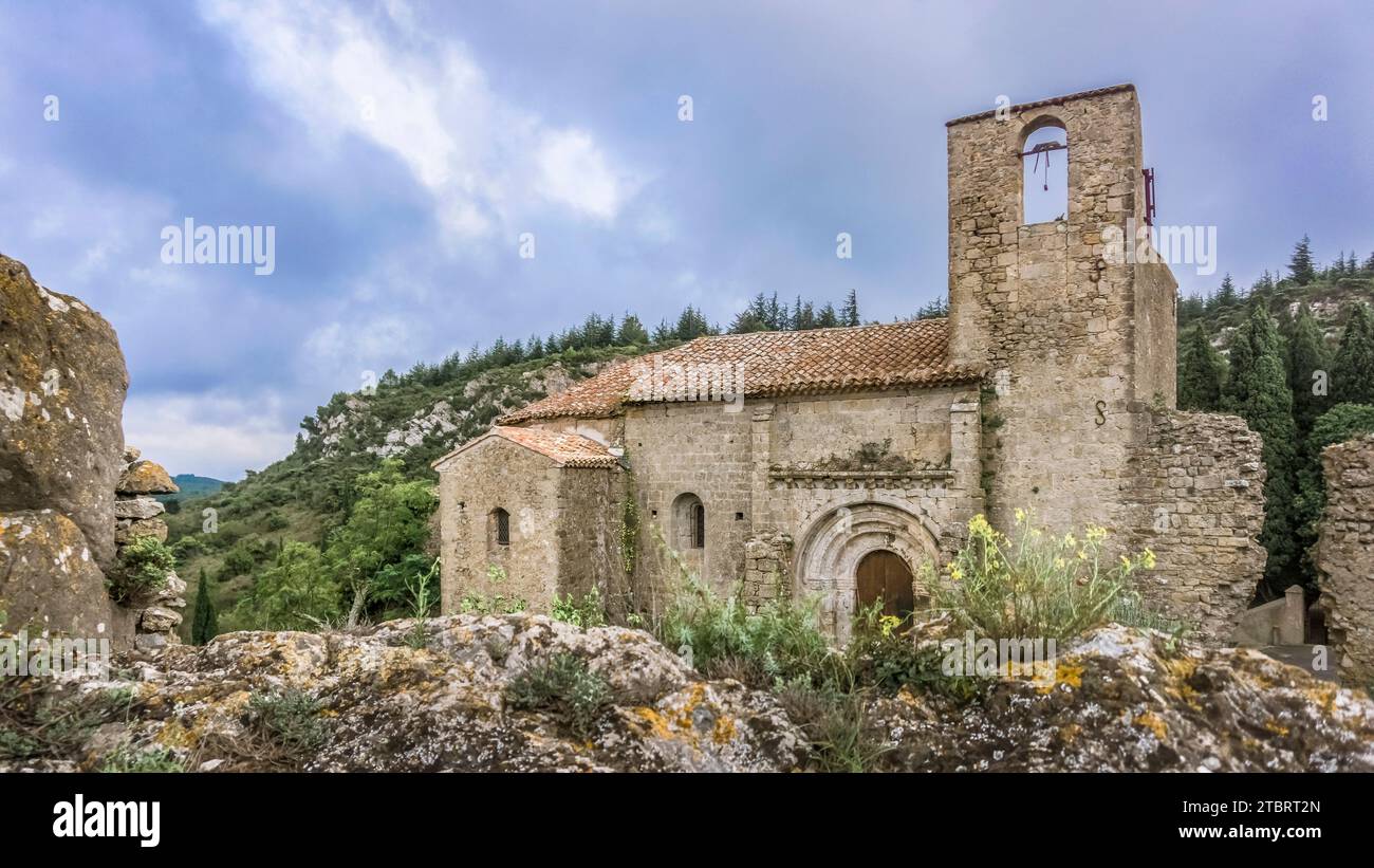 Church of Sainte Leócadie in Fontjoncouse. It was built between the XII and XIV centuries. Monument historique. The commune is located in the Corbières-Fenouillèdes Regional Nature Park. Stock Photo
