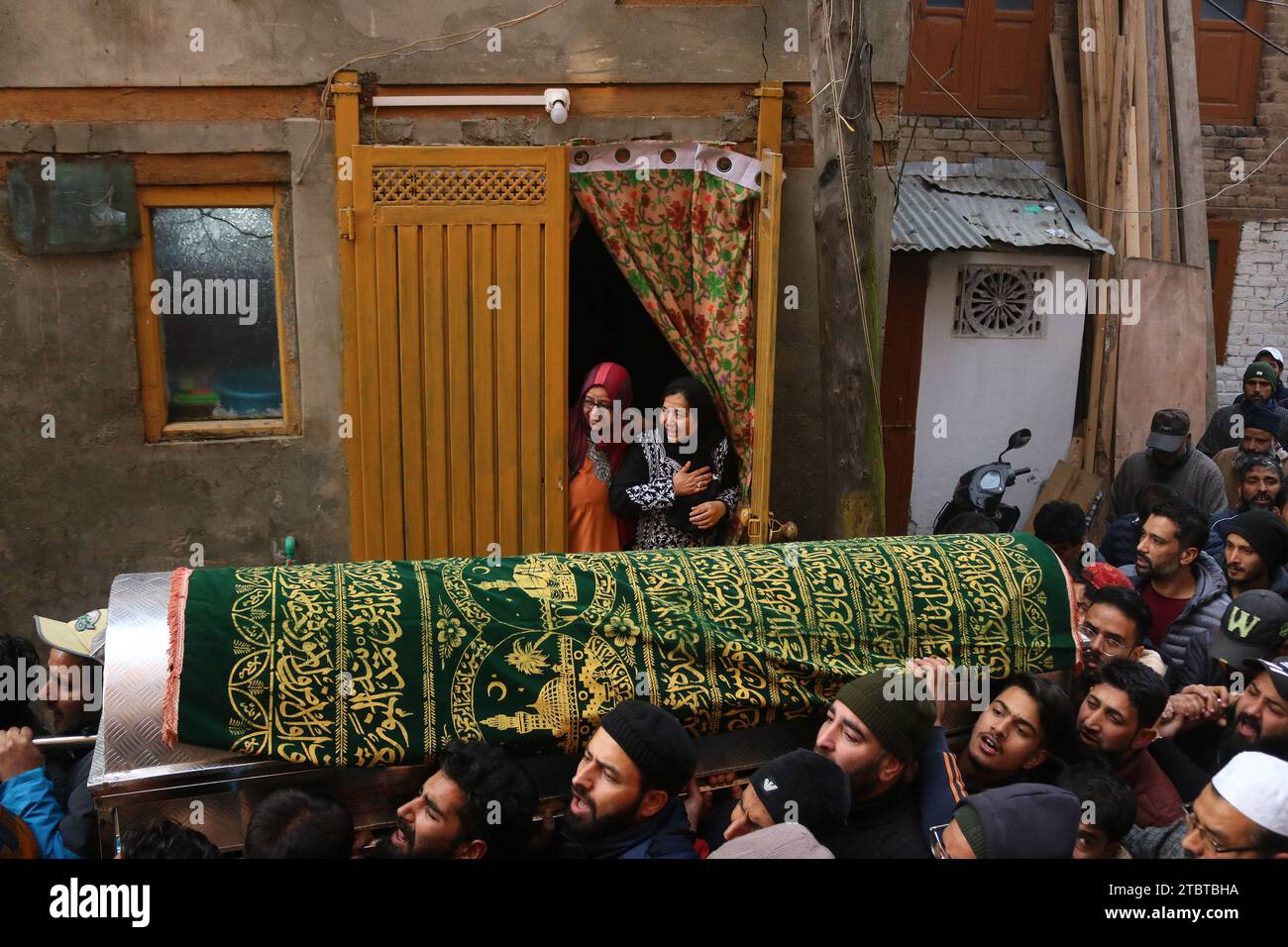Srinagar Kashmir, India. 08th Dec, 2023. Kashmiris carry the coffin containing the body of slain Indian police Inspector Masroor Ahmad Wani during his funeral procession in Srinagar. Wani was critically injured when militants fired upon him near Eidgah area of Central Kashmir's Srinagar on 29 October 2023, and succumbed to his injuries at All India Institute of Medical Sciences (AIIMS) in Delhi on 07 December 2023. On December 08, 2023, Srinagar Kashmir, India. (Credit Image: © Firdous Nazir/eyepix via ZUMA Press Wire) EDITORIAL USAGE ONLY! Not for Commercial USAGE! Stock Photo