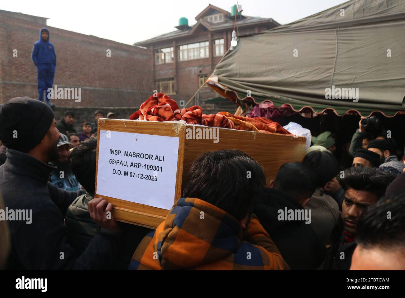 Srinagar Kashmir, India. 08th Dec, 2023. Kashmiris carry the coffin containing the body of slain Indian police Inspector Masroor Ahmad Wani during his funeral procession in Srinagar. Wani was critically injured when militants fired upon him near Eidgah area of Central Kashmir's Srinagar on 29 October 2023, and succumbed to his injuries at All India Institute of Medical Sciences (AIIMS) in Delhi on 07 December 2023. On December 08, 2023, Srinagar Kashmir, India. (Credit Image: © Firdous Nazir/eyepix via ZUMA Press Wire) EDITORIAL USAGE ONLY! Not for Commercial USAGE! Stock Photo