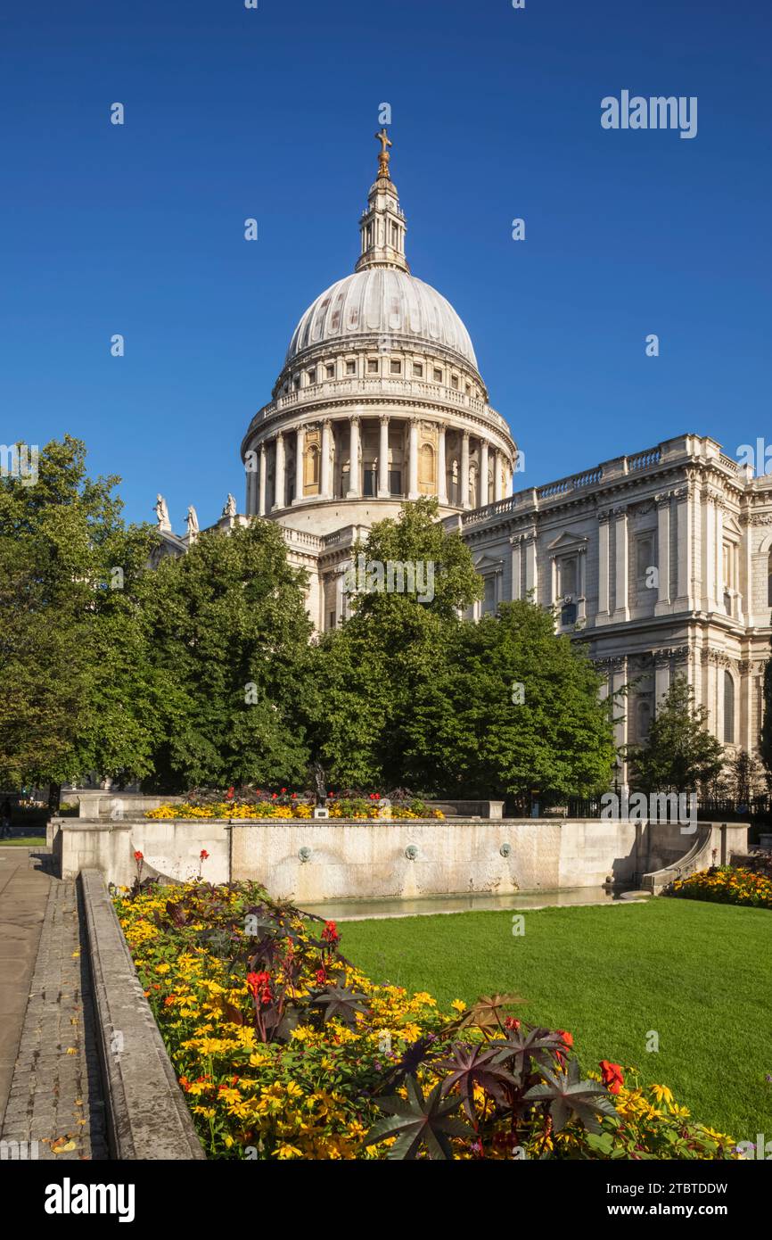 St pauls cathedral gardens hi-res stock photography and images - Alamy