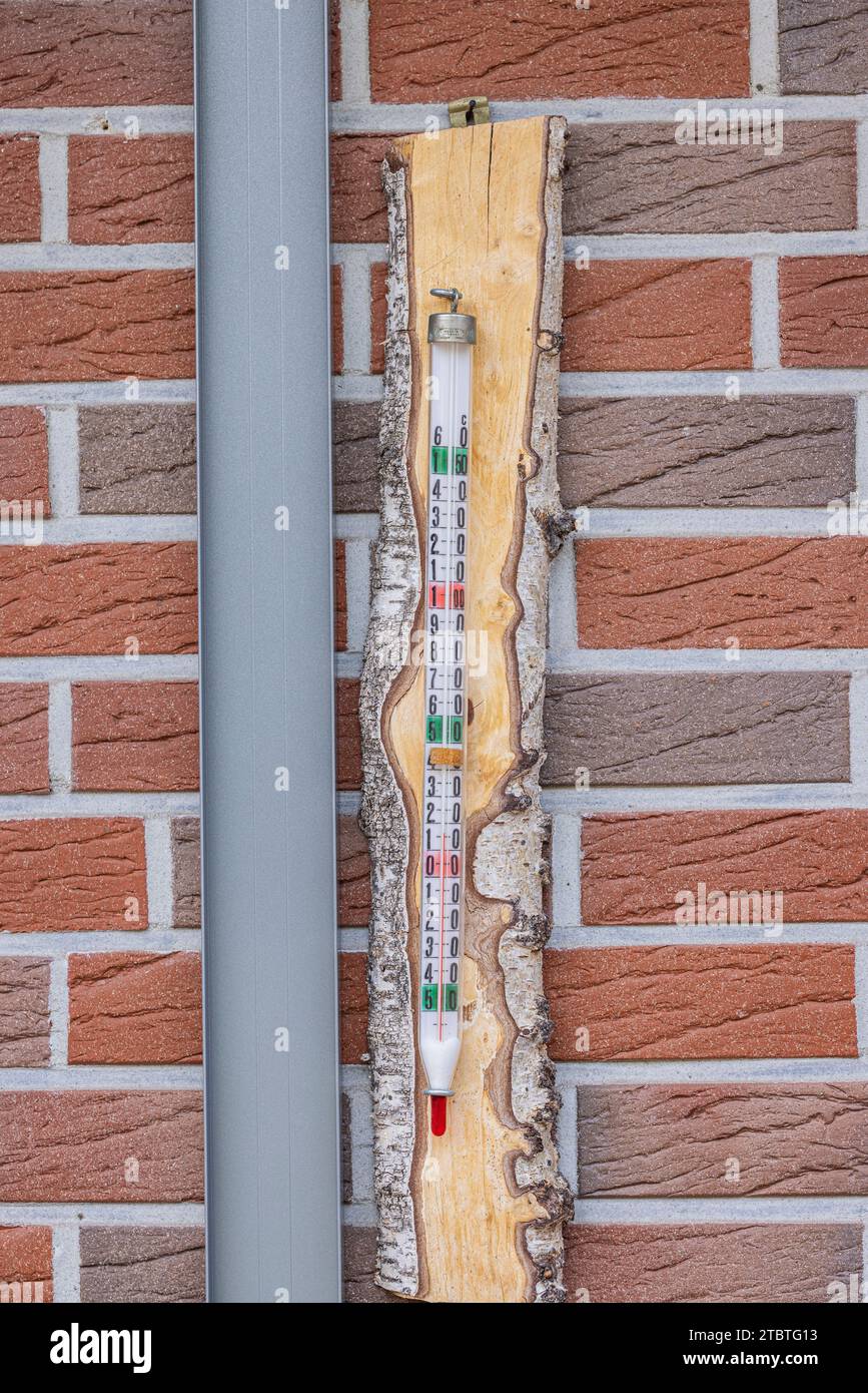 https://c8.alamy.com/comp/2TBTG13/old-mercury-thermometer-in-a-wooden-holder-on-a-house-wall-2TBTG13.jpg