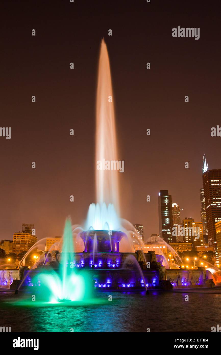 Illuminated fountain against chicago hi-res stock photography and ...
