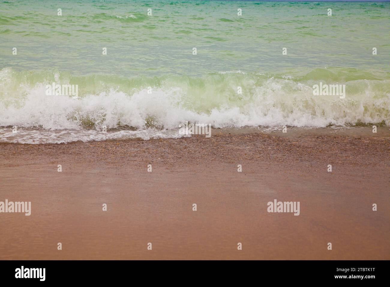 Sandy beach turquoise ocean waves hi-res stock photography and images ...