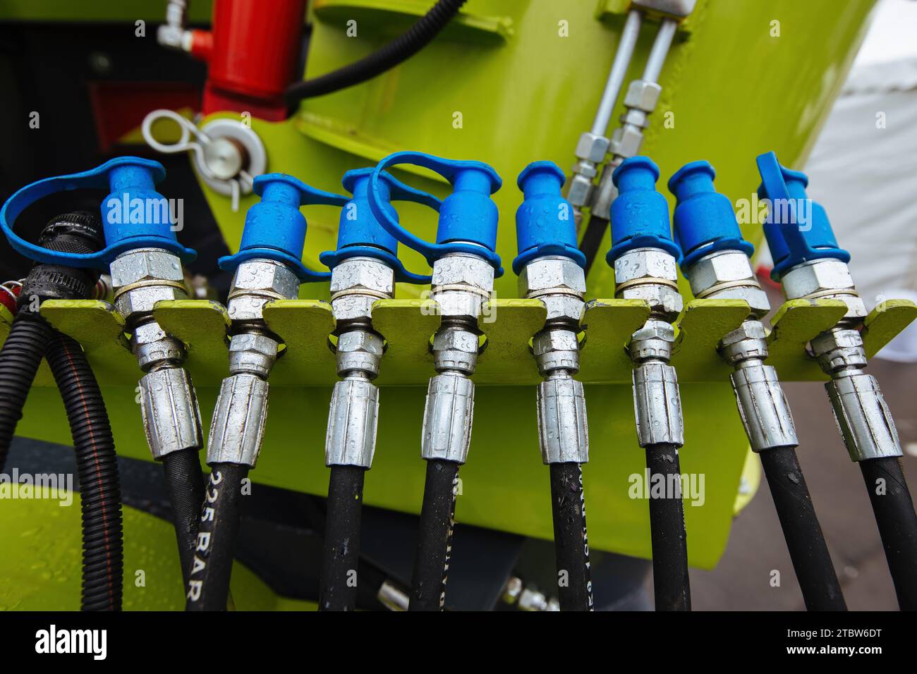 Connected hydraulic pressure pipes system of construction machinery