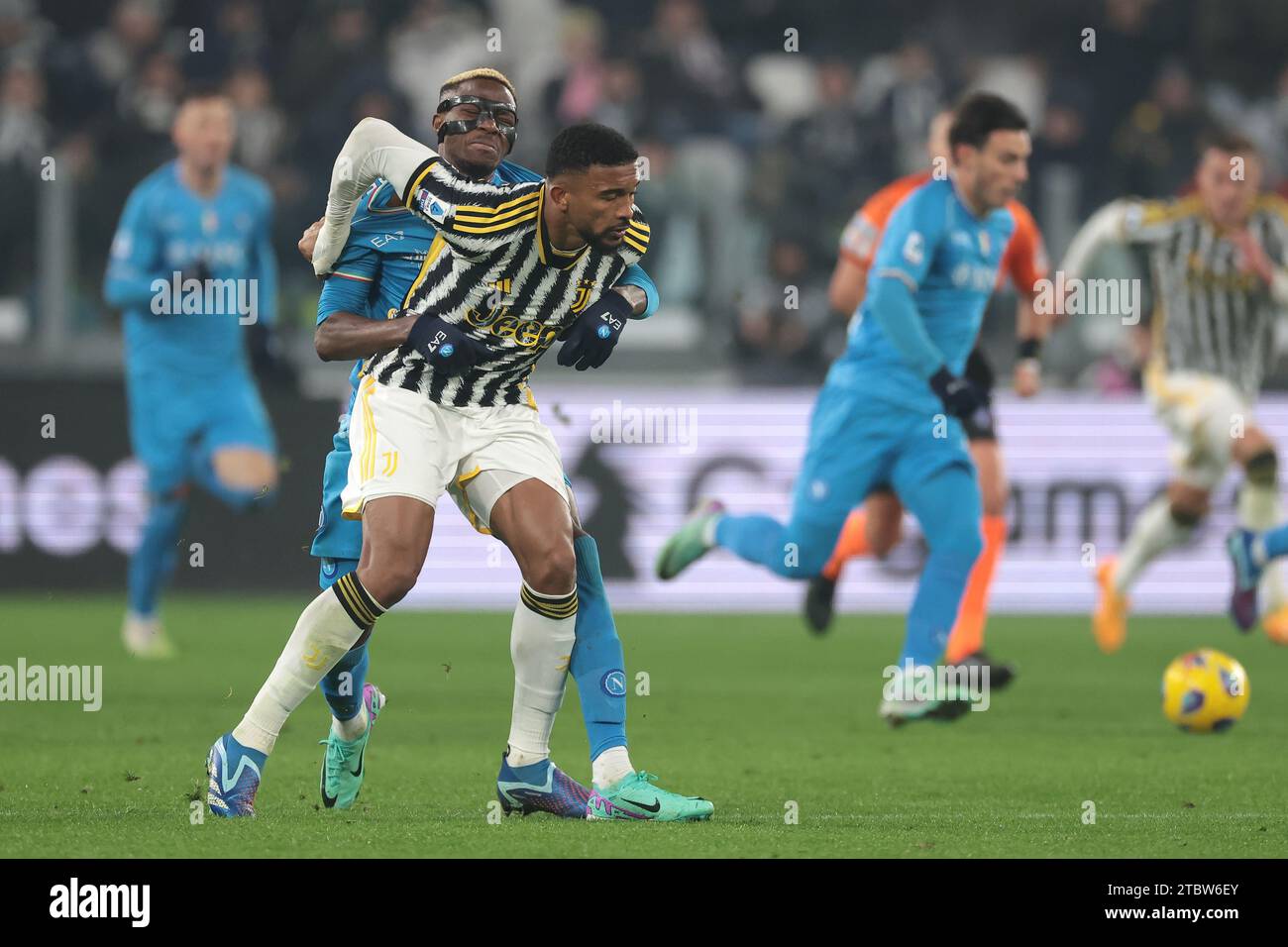 Turin, Italy. 8th Dec, 2023. Victor Osimhen of SSC Napoli wrestles with Gleison Bremer of Juventus during the Serie A match at Allianz Stadium, Turin. Picture credit should read: Jonathan Moscrop/Sportimage Credit: Sportimage Ltd/Alamy Live News Stock Photo