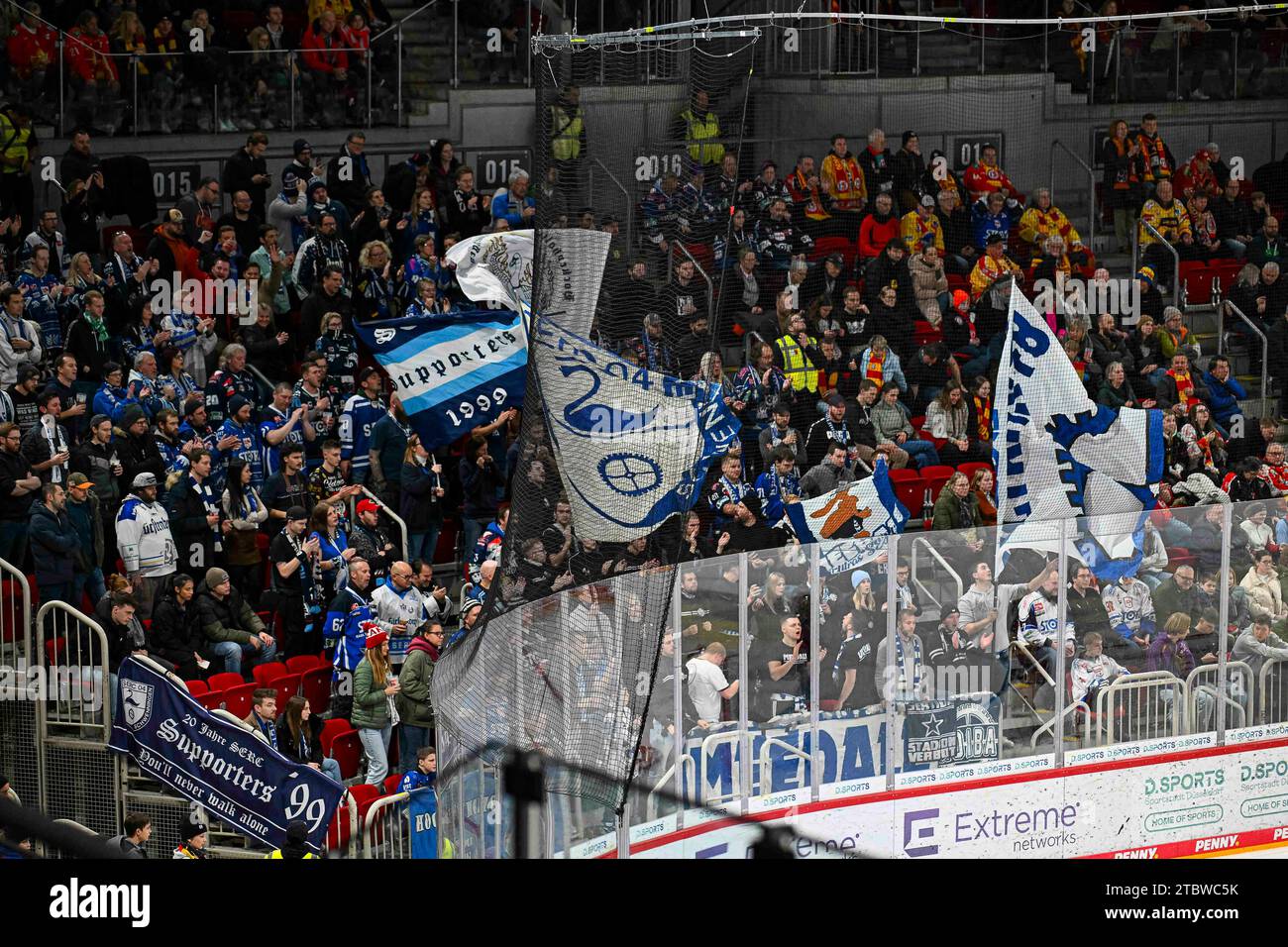 Eishockey DEL - Düsseldorfer EG vs Schwenninger Wild Wings am 08.102.2023 im PSD Bank Dome in Düsseldorf Zahlreiche Unterstützung im Gästeblock Foto: osnapix Stock Photo