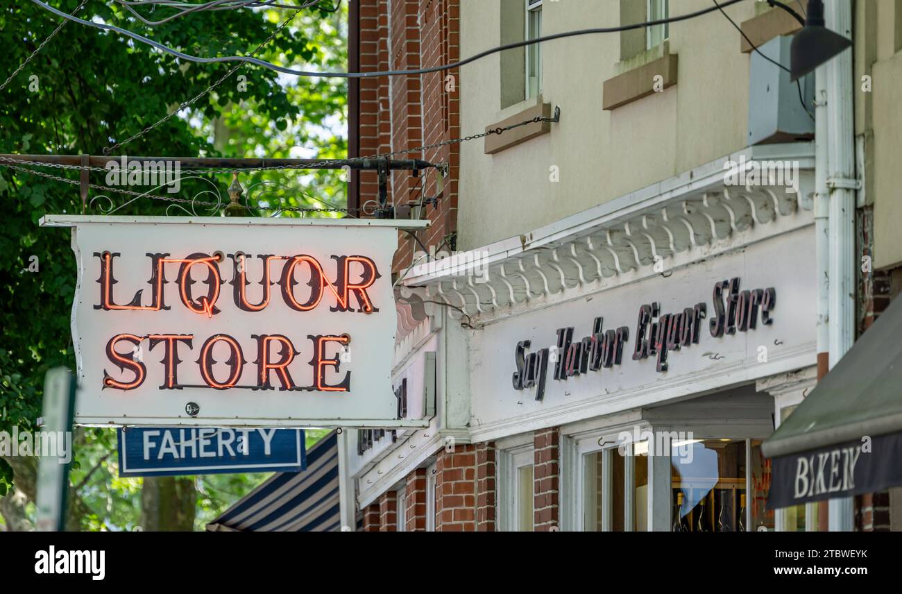 Liquor store exterior hires stock photography and images Alamy