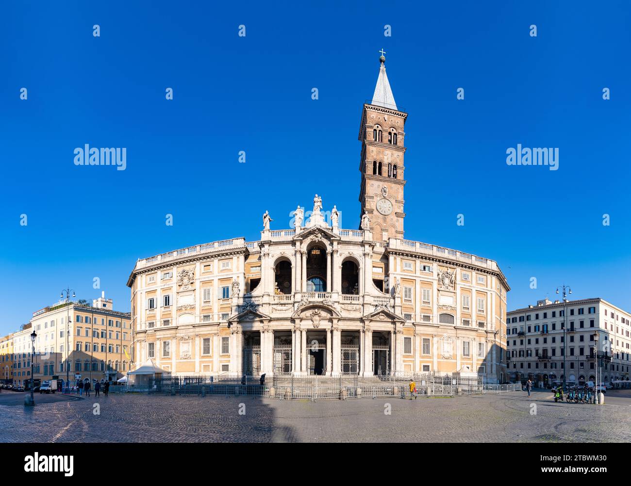 A picture of the Santa Maria Maggiore Basilica and the Column of Peace Stock Photo