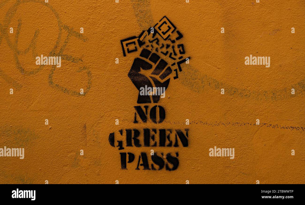 A picture of a sign against the Covid-related Green Pass of Italy Stock Photo