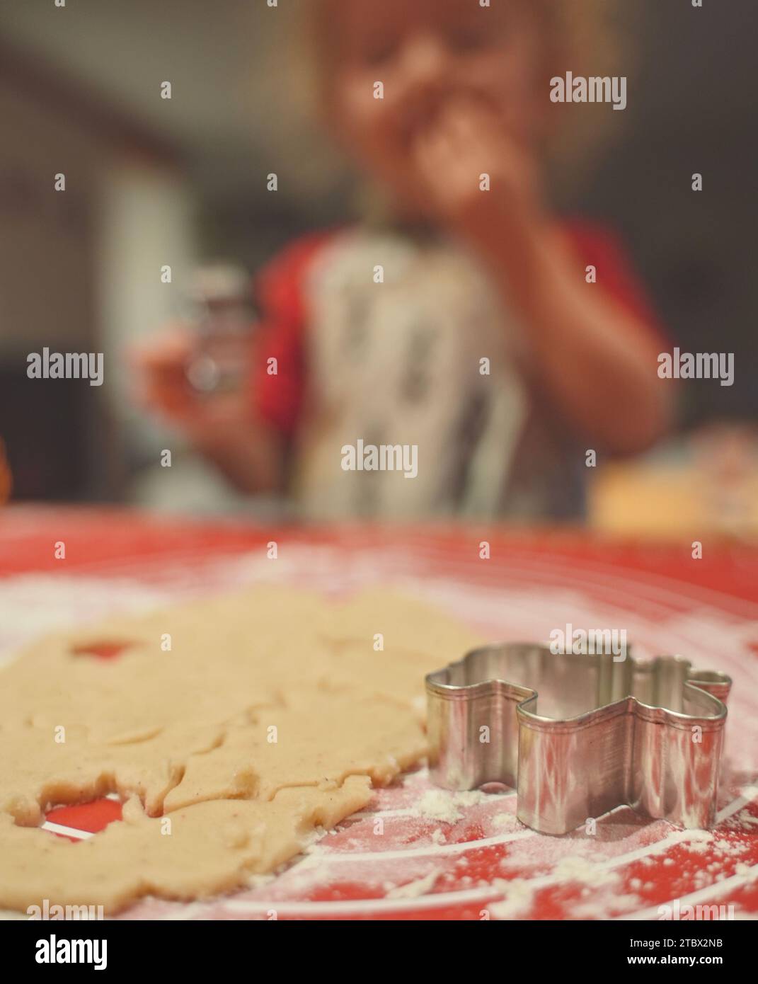 Weihnachtsbäckerei: Plätzchen backen mit Kindern Stock Photo