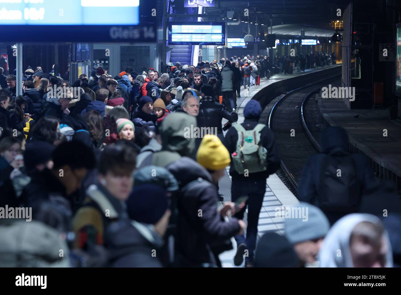 Hamburg, Germany. 09th Dec, 2023. Numerous travelers wait for a train ...