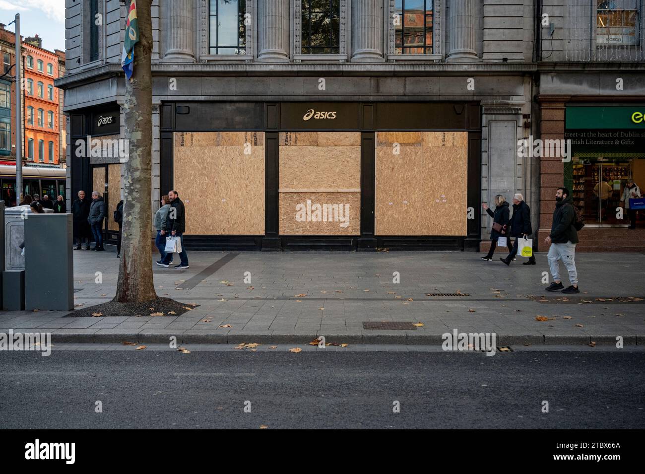 The Asics store seen closed after lootings in Dublin. On 23 November 2023, Dublin experienced one of the most serious riots in its history since independence. Following the attempted stabbing of three children in front of a school in the city centre, the Irish far-right leaders called out their followers on O'Connell street, Dublin's central thoroughfare, to violently protest against immigrants and the country's reception policies. The violent riots forced some looted shops to close for days. (Photo by Maria Giulia Molinaro Vitale/SOPA Images/Sipa USA) Stock Photo