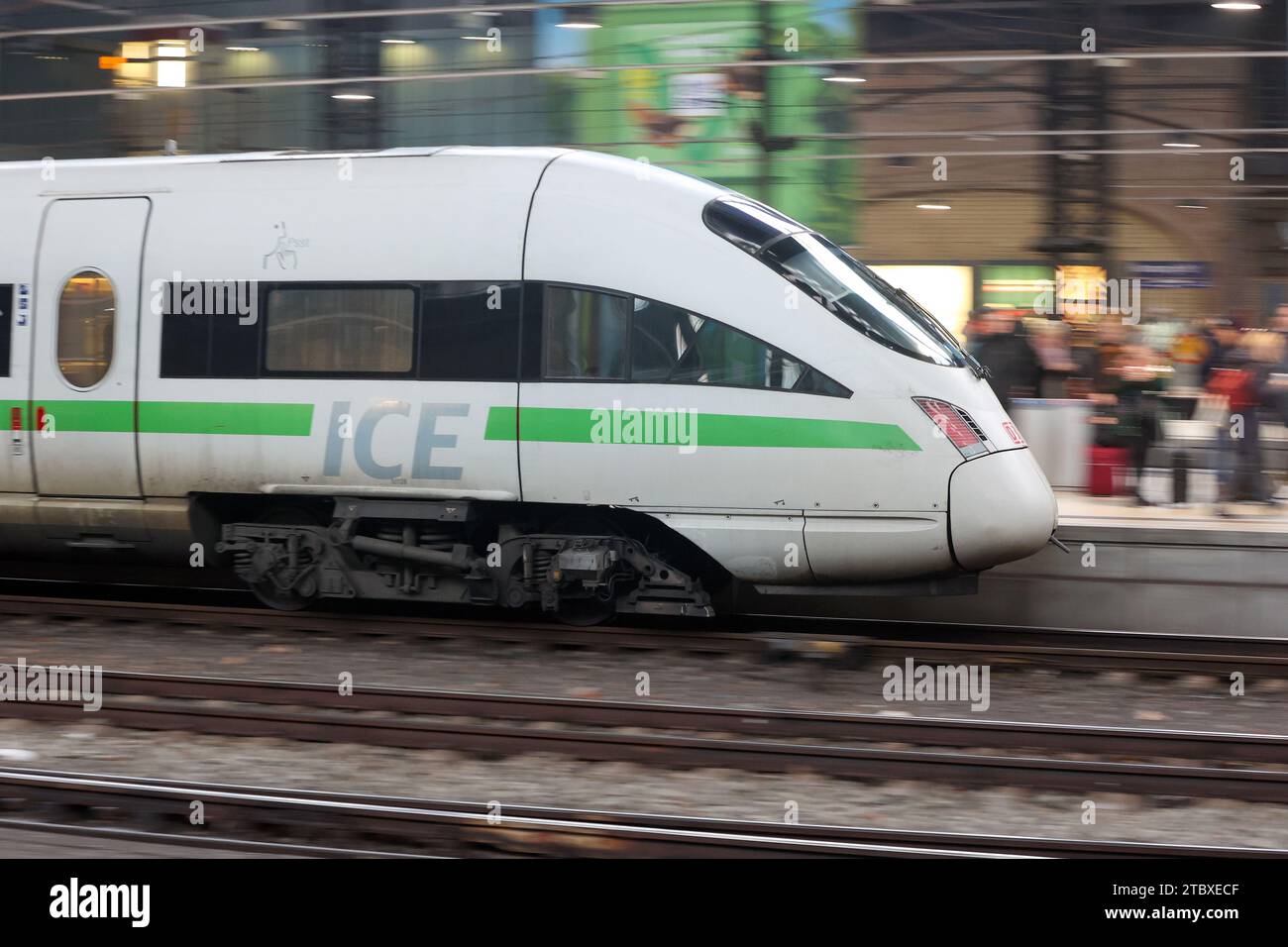 hamburg-germany-09th-dec-2023-an-ice-train-leaves-the-main-station