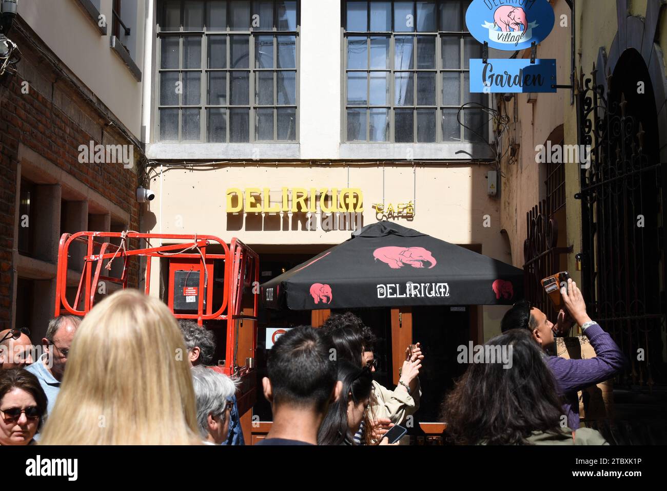 People standing in line to photograph "Jeanneke Pis" in front of the Delirium Café in the old centre of Brussels Stock Photo