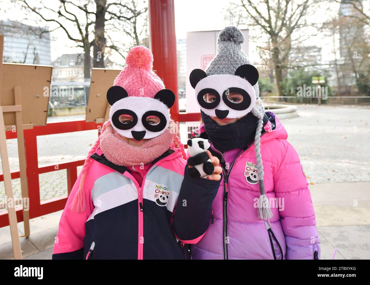 Shows child wearing mask hi-res stock photography and images - Alamy