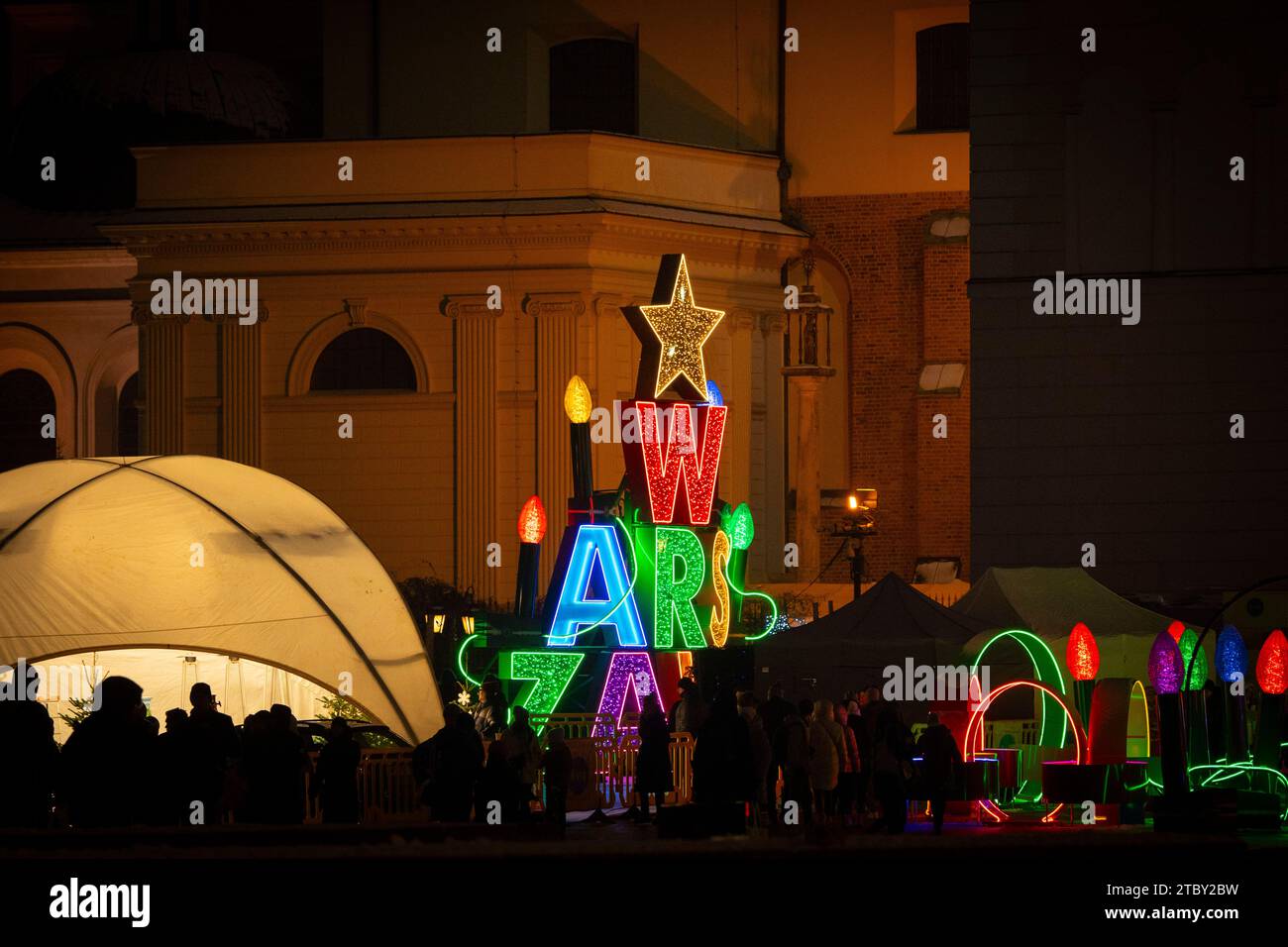 Warsaw, Poland. 08th Dec, 2023. Illuminated figures spelling out 'Warsaw' are seen in the Old Town in Warsaw, Poland on 08 December, 2023. This year's theme for the annual Christmas illumination is a throwback to the 50s and 60s of the last century with different objects like classic cars being decorated with LED lights. (Photo by Jaap Arriens/Sipa USA) Credit: Sipa USA/Alamy Live News Stock Photo