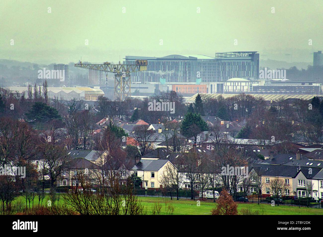 Glasgow, Scotland, UK. 9th December, 2023. UK Weather:  Storm Elin saw a miserable wet windy day over the west of the city with the queen elizabeth hospital and the clyde titan old shipping crane set against the rain. Credit Gerard Ferry/Alamy Live News Stock Photo